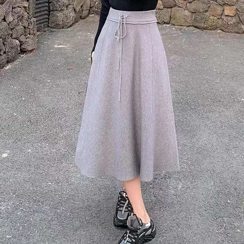 50代ファッション 上品ミモレ丈フレアスカート