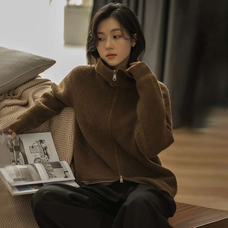 50代ファッション ウール混ジップタートルニット