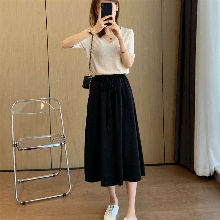50代ファッション 大人の余裕を感じさせるワイドパンツ