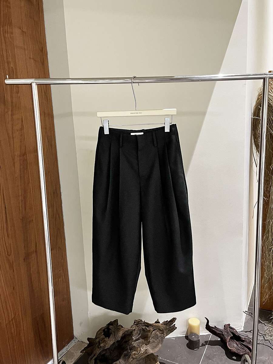 50代ファッション ゆったりワイドパンツ