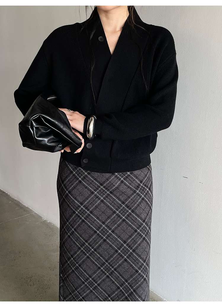 50代ファッション 優雅な襟付きウールニット