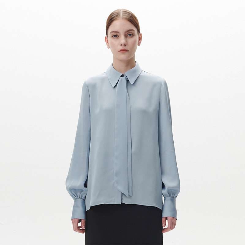 50代ファッション  上品なタイ付きシルクブラウス