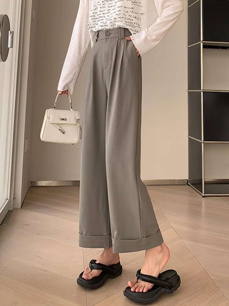 50代ファッション ゆったりシルエットのドレッシーパンツ