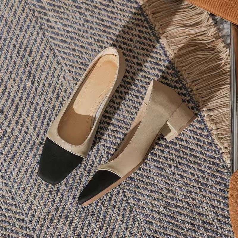 50代ファッション クラシカルバイカラーパンプス