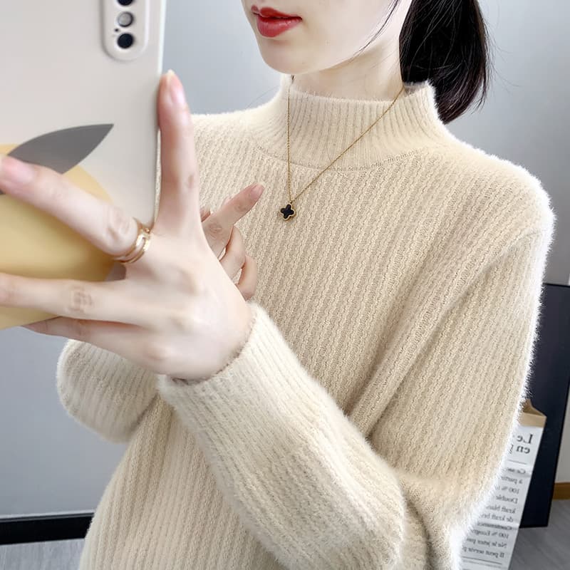 50代ファッション ふわもこ立ち襟リブニット