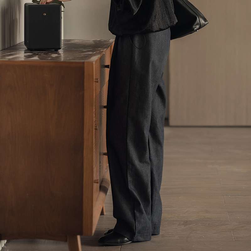 50代ファッション ゆったりストレートスラックス
