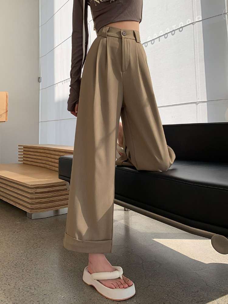 50代ファッション ゆったりシルエットのドレッシーパンツ