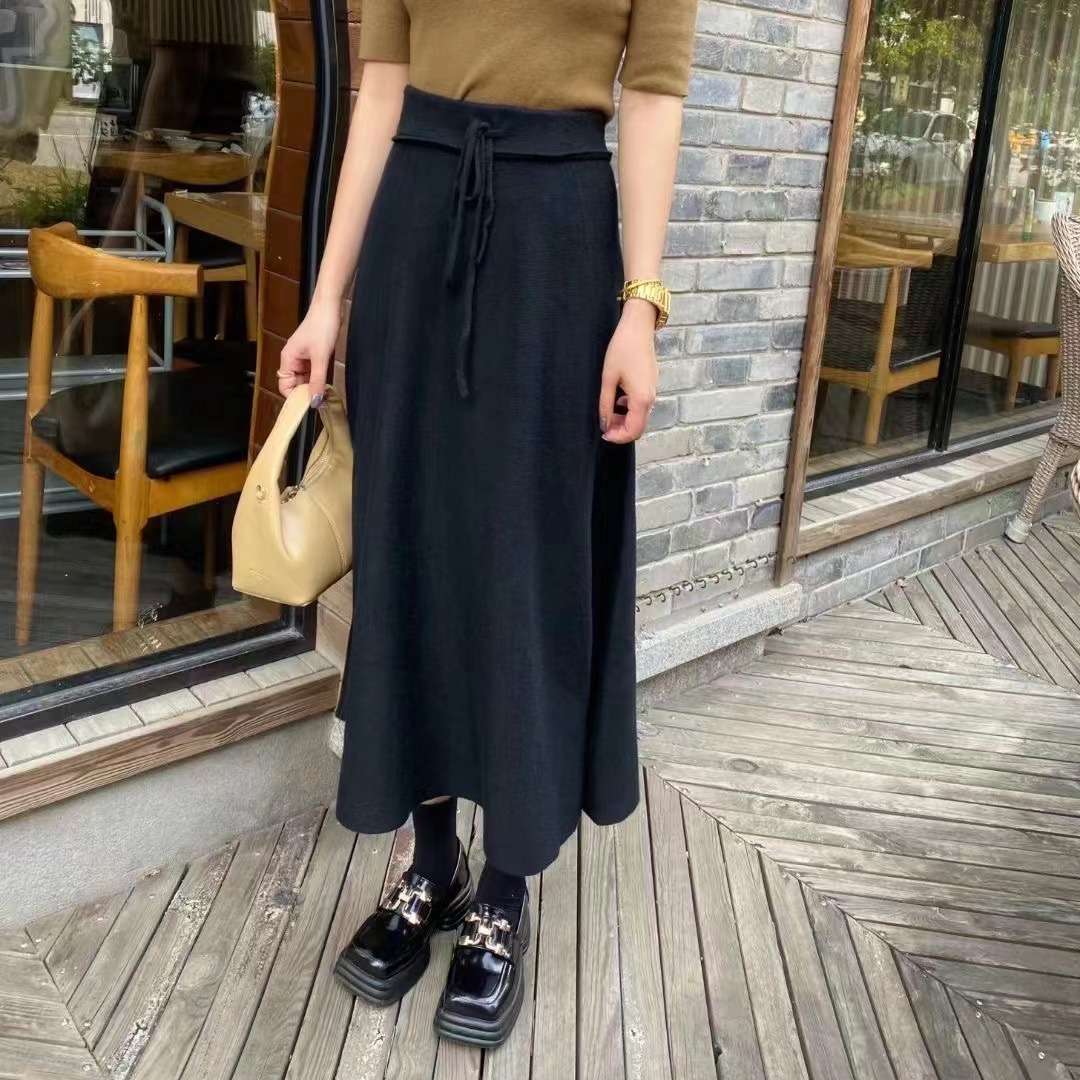 50代ファッション 上品ミモレ丈フレアスカート