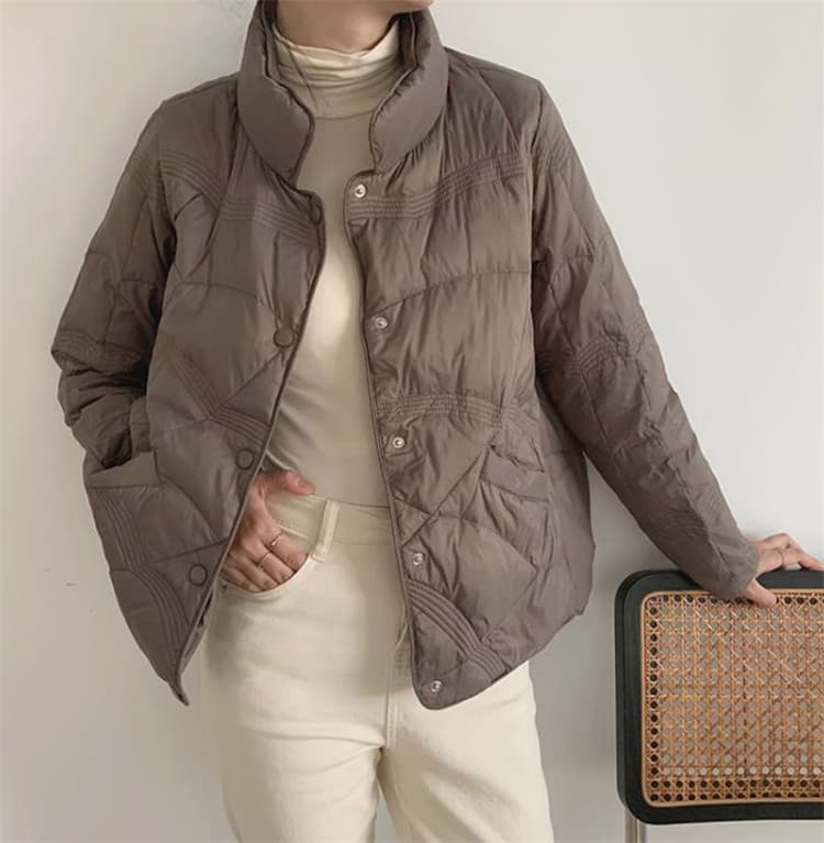 50代ファッション 上品な軽量中綿ジャケット 大人のきれいめショート丈コート