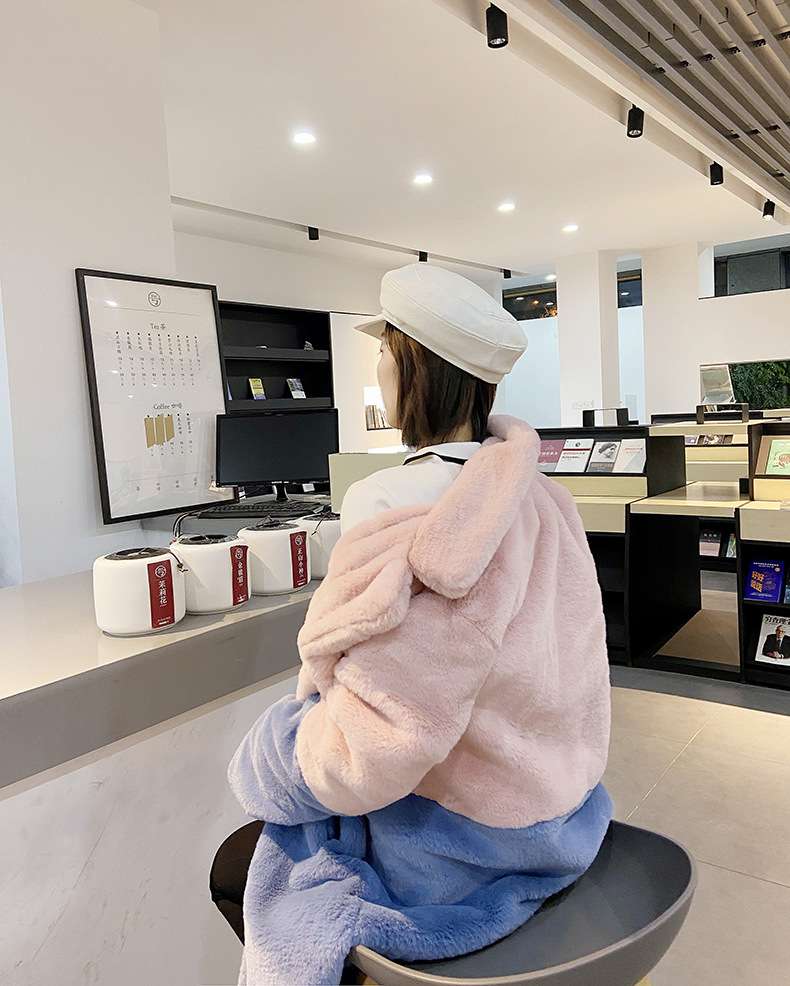 50代ファッション 上品な配色ファーコート