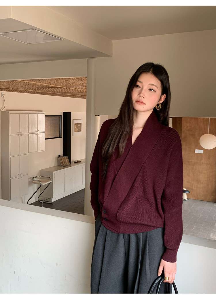 50代ファッション 優雅な襟付きウールニット