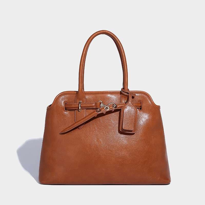 50代ファッション 上品な丸みのショルダーバッグ