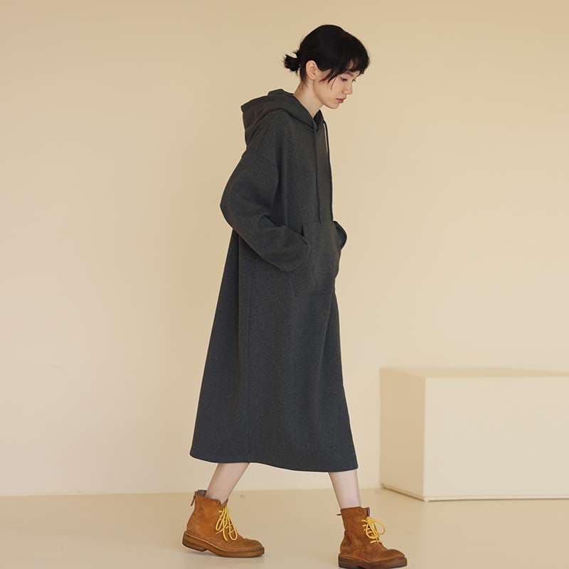 50代ファッション ゆったりシルエットの長袖フードワンピース