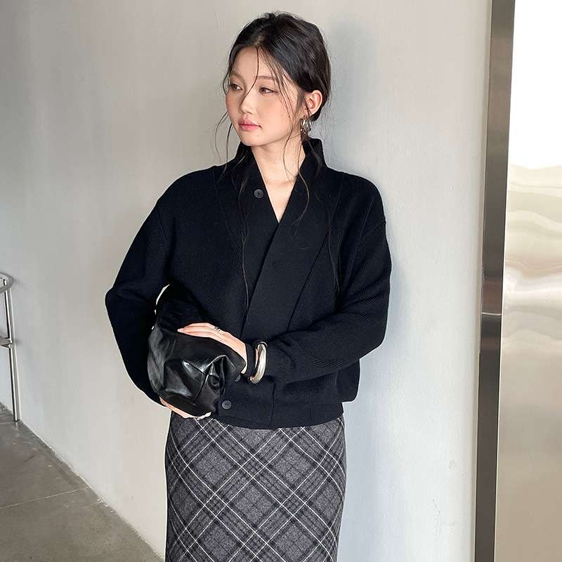 50代ファッション 優雅な襟付きウールニット