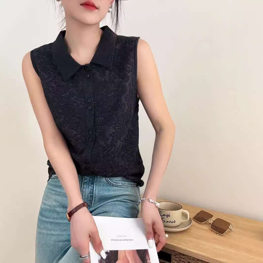 50代ファッション レース模様の上品な袖なしブラウス