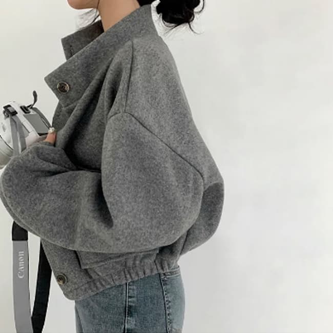 50代ファッション 上品なグレーウールジャケット ショート丈 立ち襟