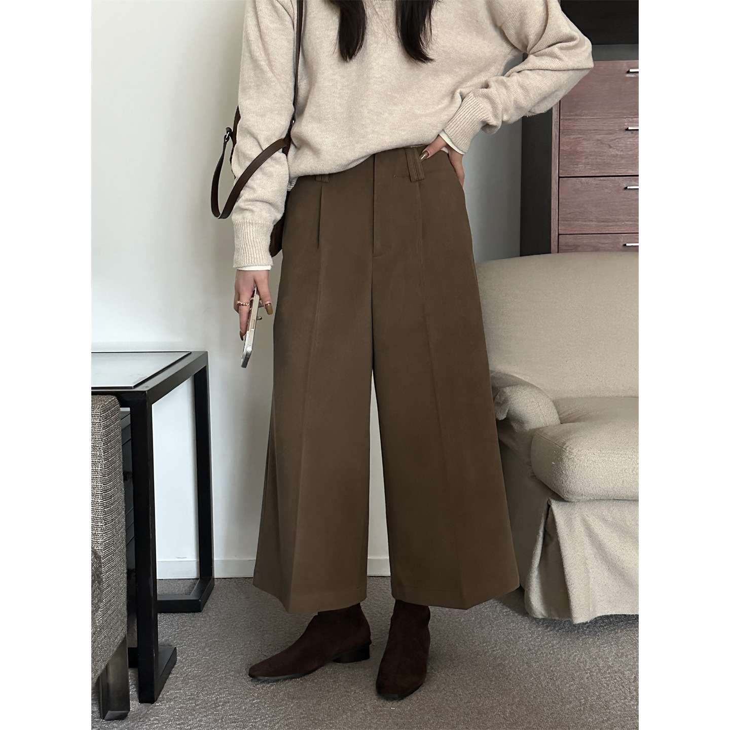 50代ファッション ゆったりワイドストレートパンツ