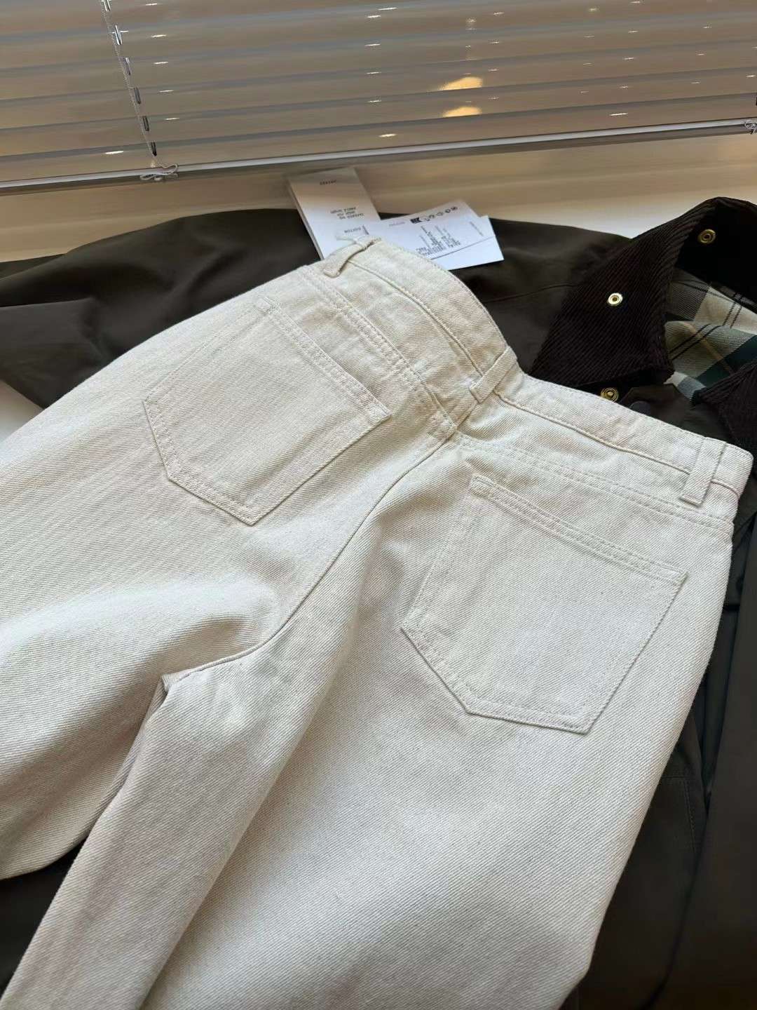 50代ファッション ゆったりシルエットのワイドパンツ