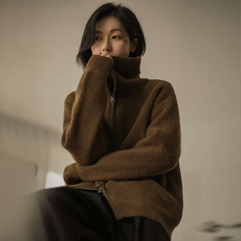 50代ファッション ウール混ジップタートルニット