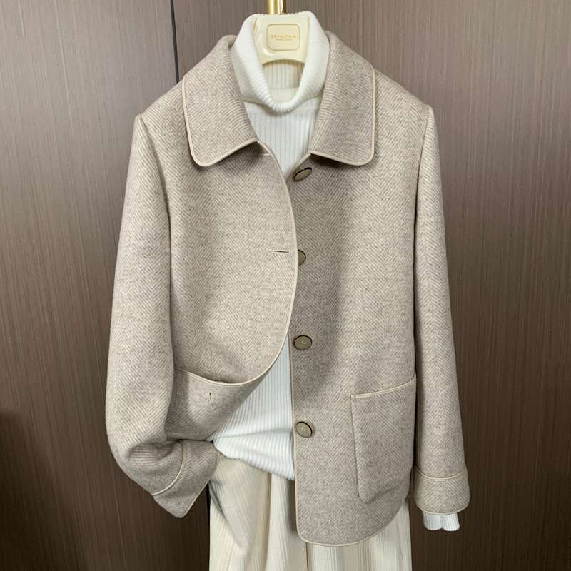 50代ファッション ヘリンボーン柄ショートコート