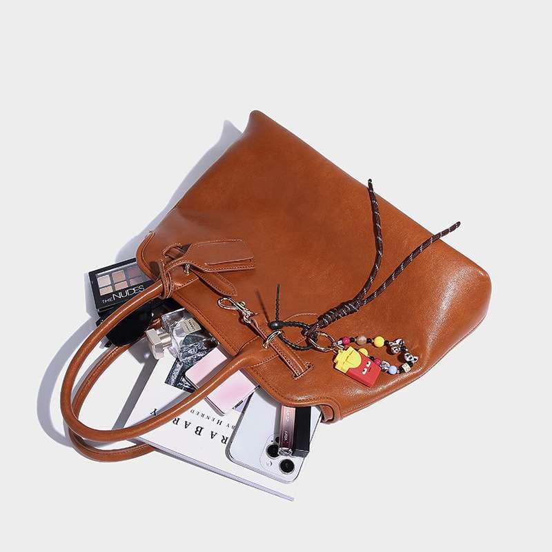 50代ファッション 上品な丸みのショルダーバッグ