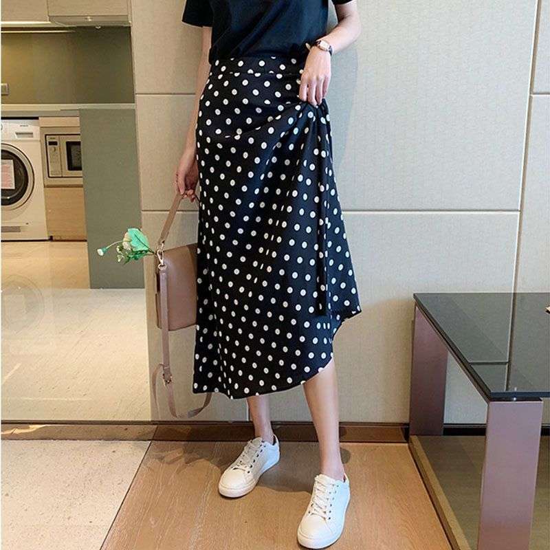 50代ファッション 水玉模様のロングフレアスカート