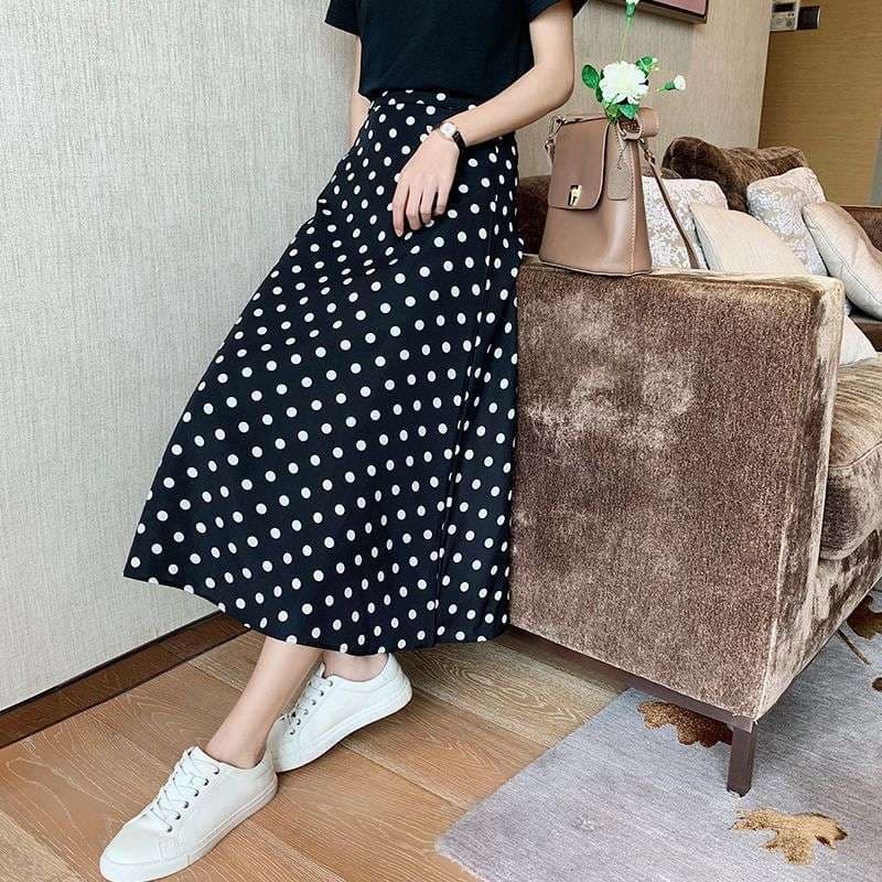 50代ファッション 水玉模様のロングフレアスカート
