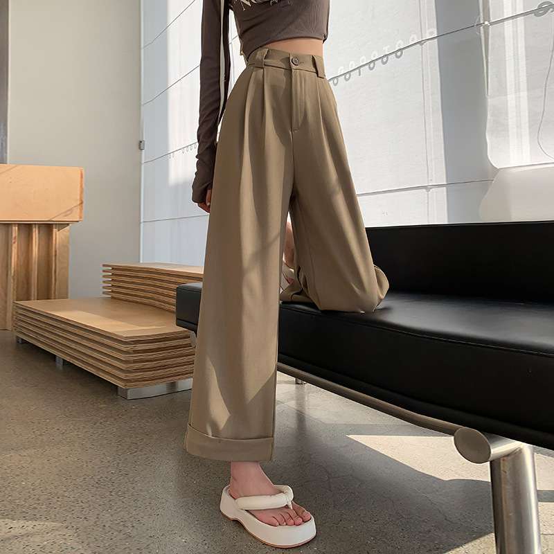 50代ファッション ゆったりシルエットのドレッシーパンツ