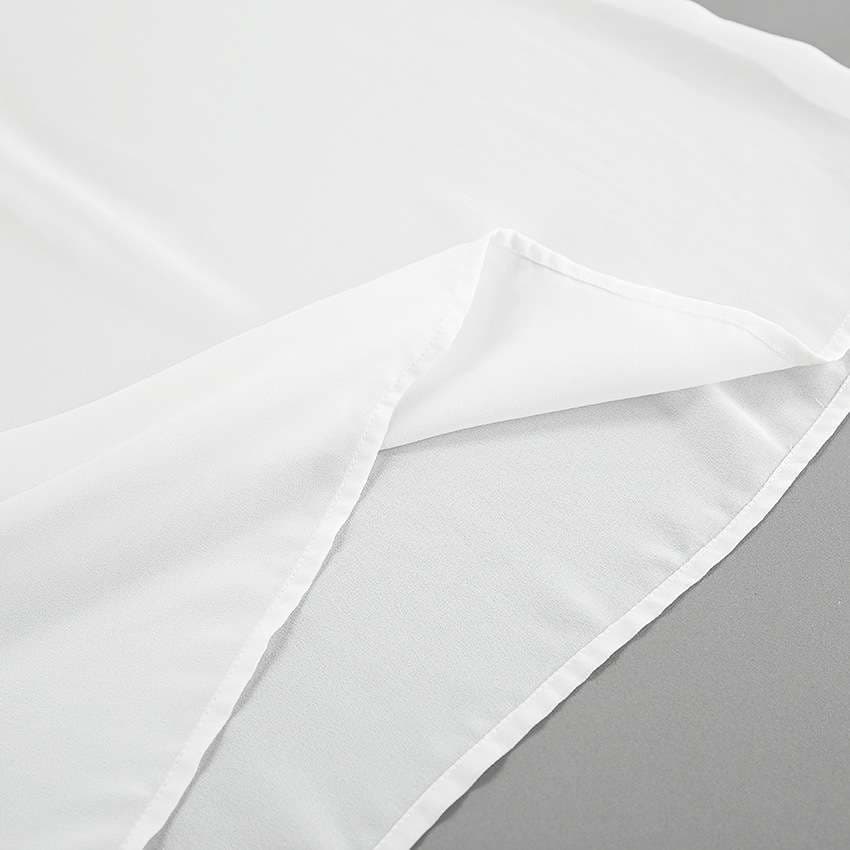 50代ファッション 優雅な蝶結びホルターネックブラウス