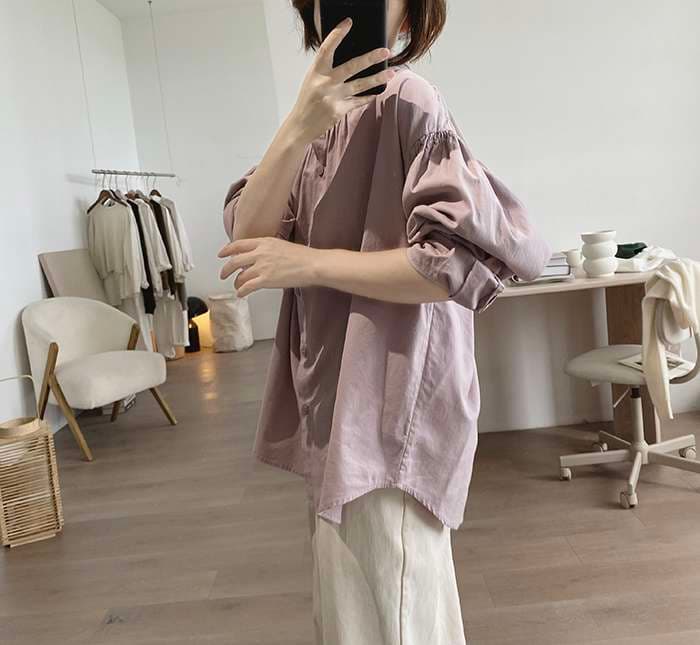 50代ファッション リラックスシルエットギャザーブラウス