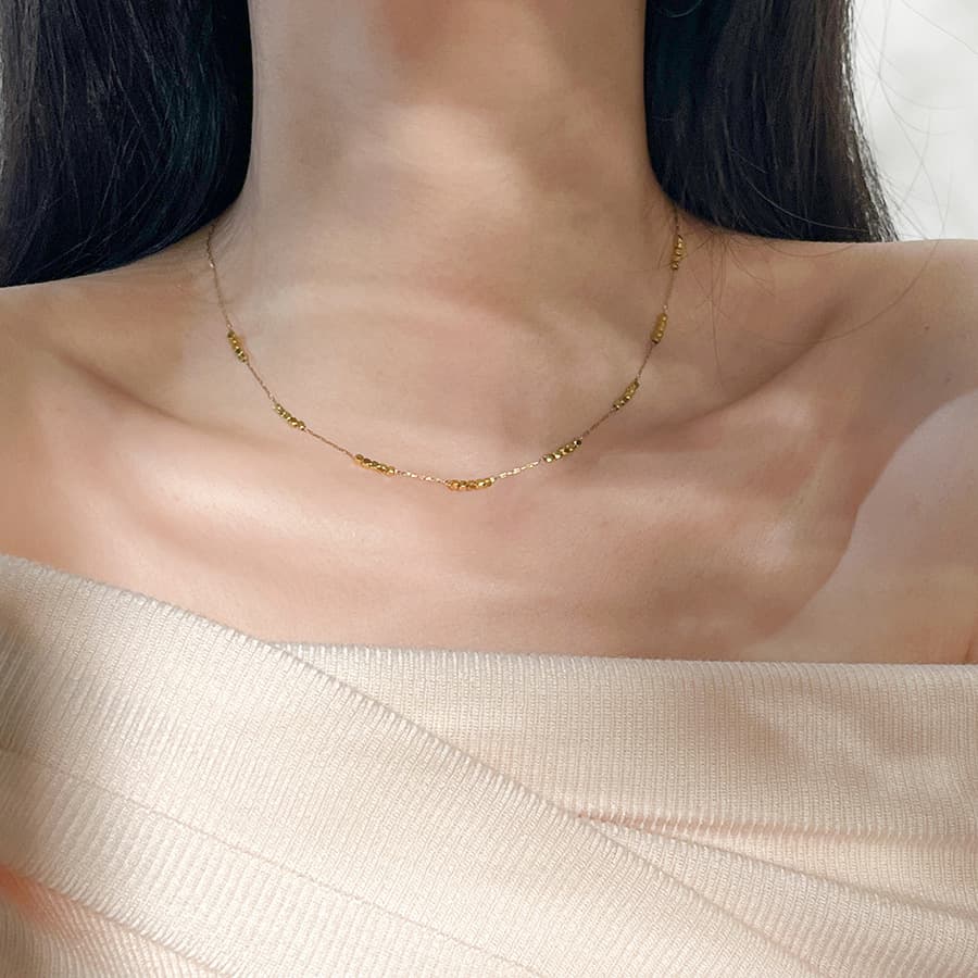 50代ファッション アクセサリー 上品なきらめき 華奢ゴールドネックレス