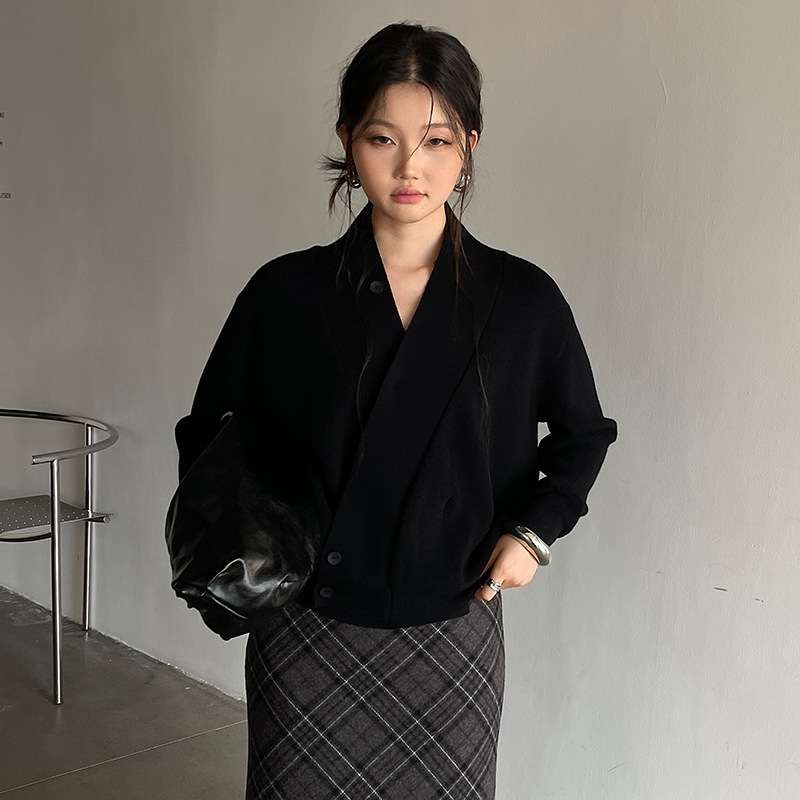 50代ファッション 優雅な襟付きウールニット