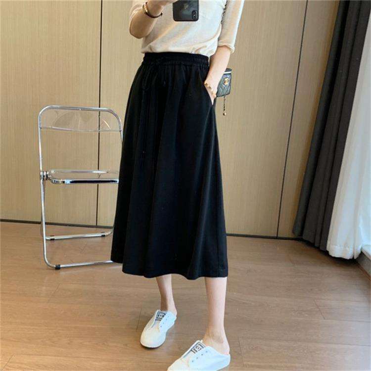 50代ファッション 大人の余裕を感じさせるワイドパンツ