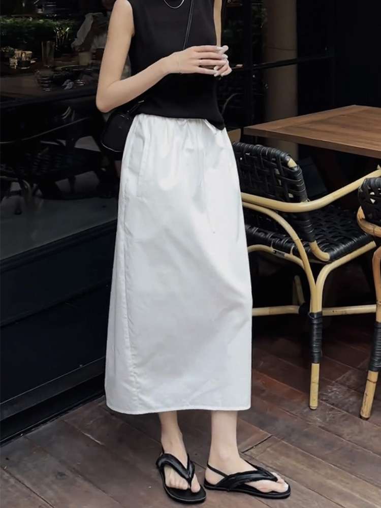 50代ファッション 大人の余裕を感じるロングスカート