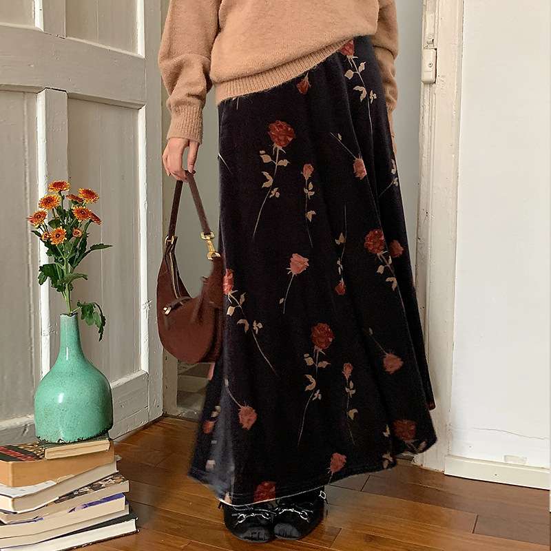 50代ファッション 華やか花柄ロングスカート