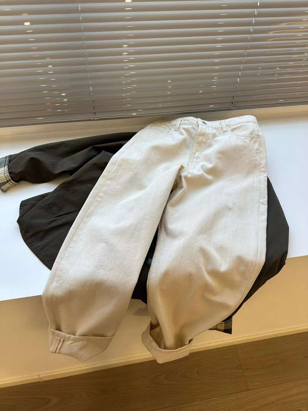 50代ファッション ゆったりシルエットのワイドパンツ