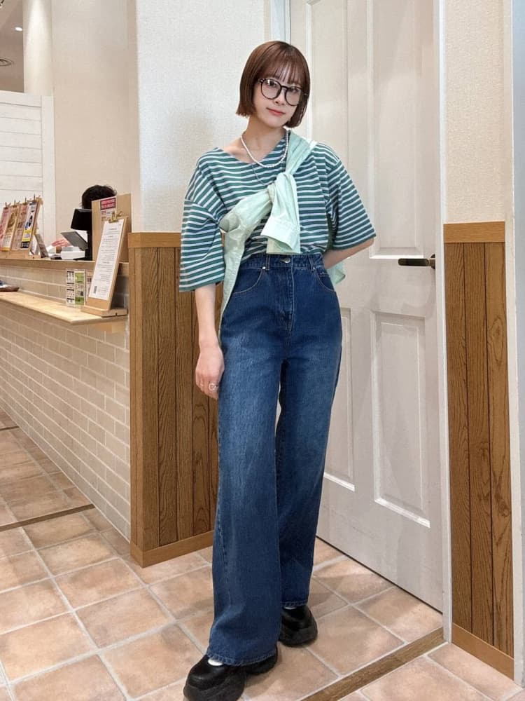 50代ファッション ゆったりワイドデニムパンツ