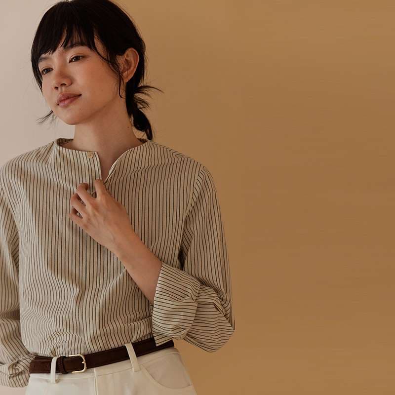50代ファッション 上品ストライプデザイン襟なしブラウス