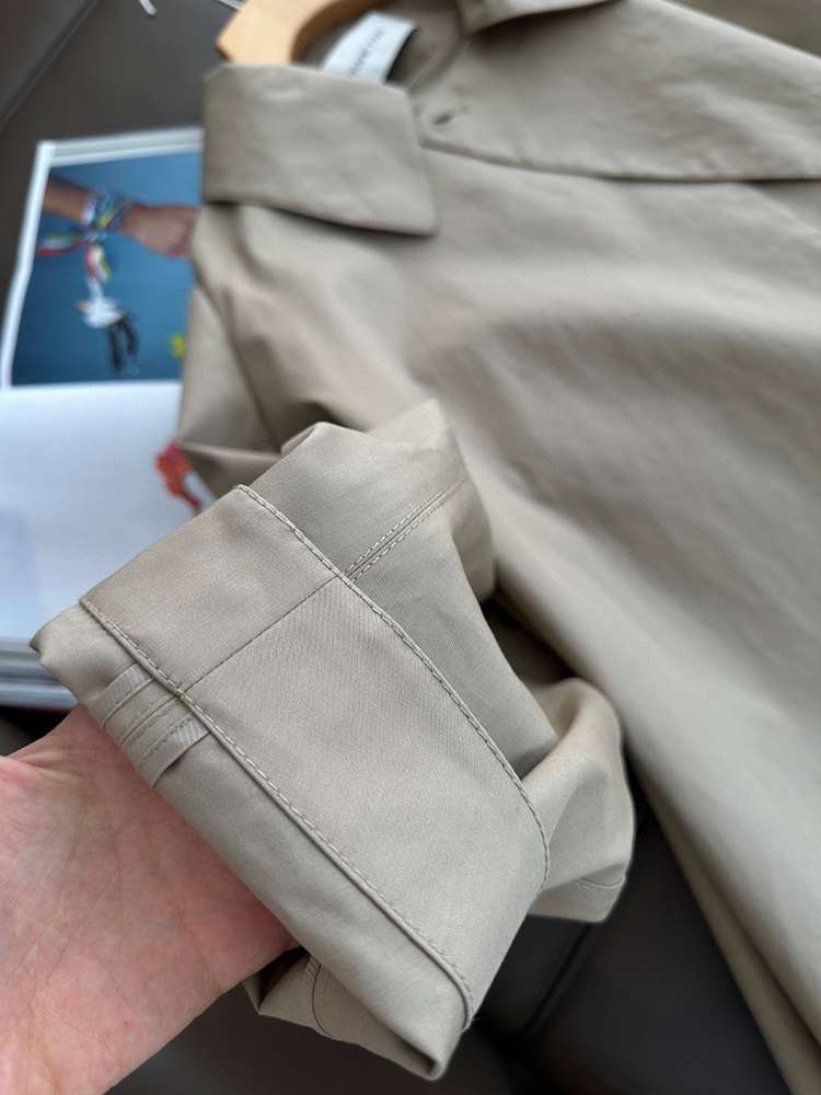 50代ファッション ゆったりシルエットのトレンチコート