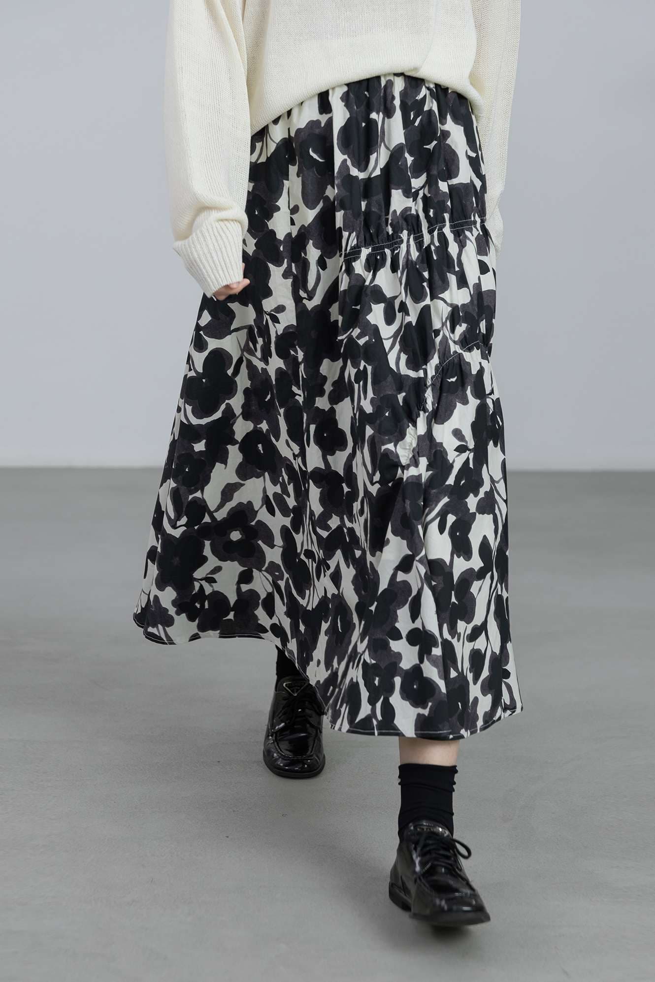 50代ファッション 花柄プリーツロングスカート