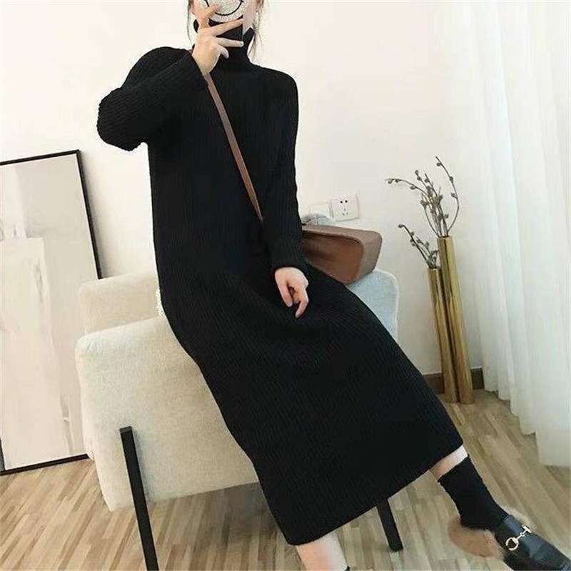 50代ファッション 上品シルエットの長袖ニットワンピース