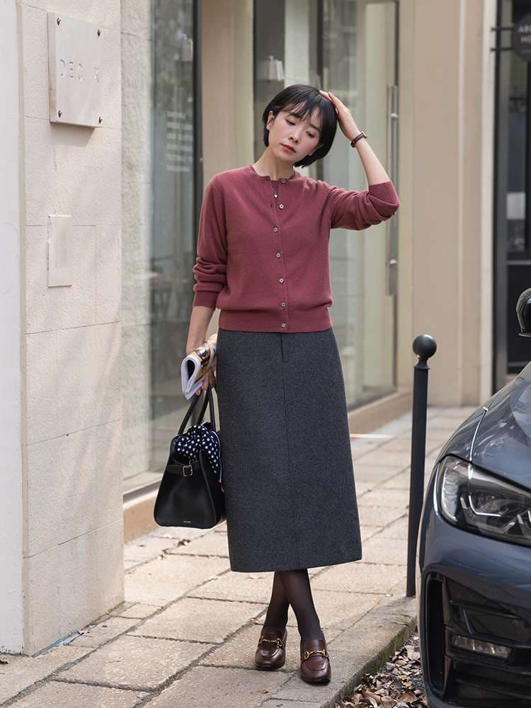 50代ファッション シンプル上品ミモレ丈スカート