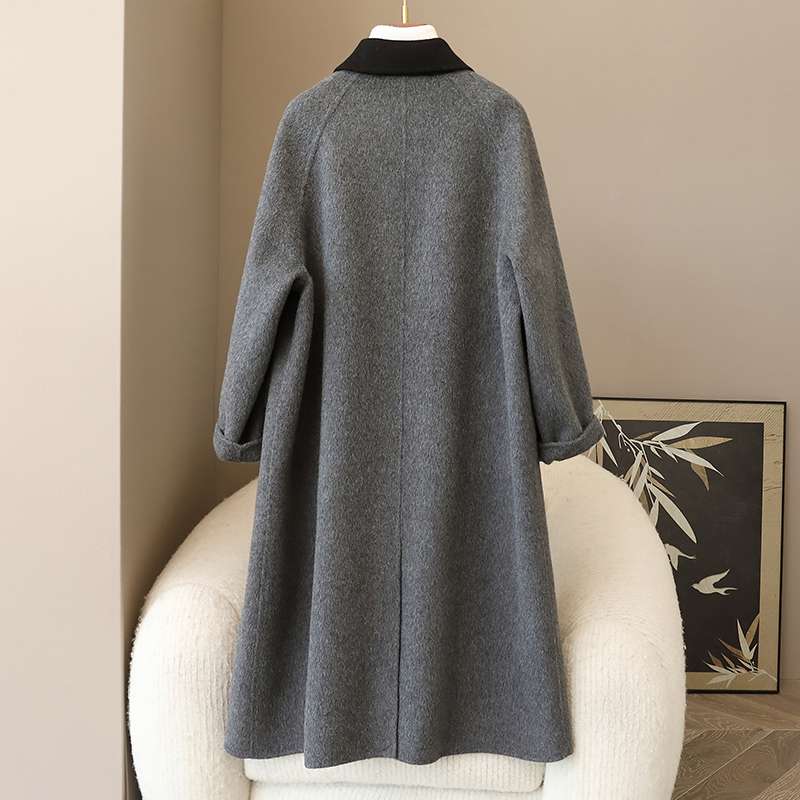 50代ファッション  エレガントな襟付きロングコート