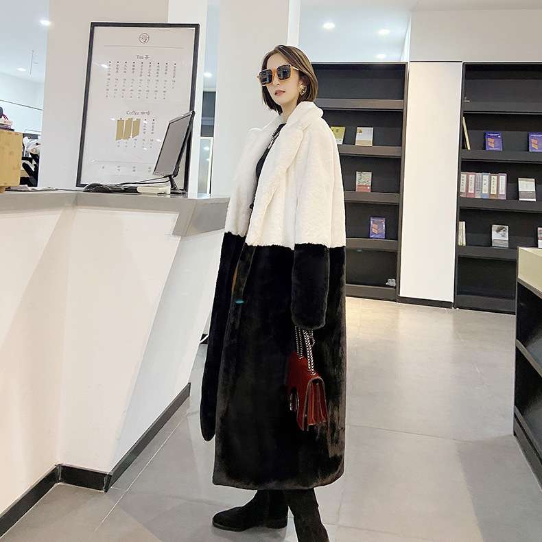 50代ファッション 上品な配色ファーコート