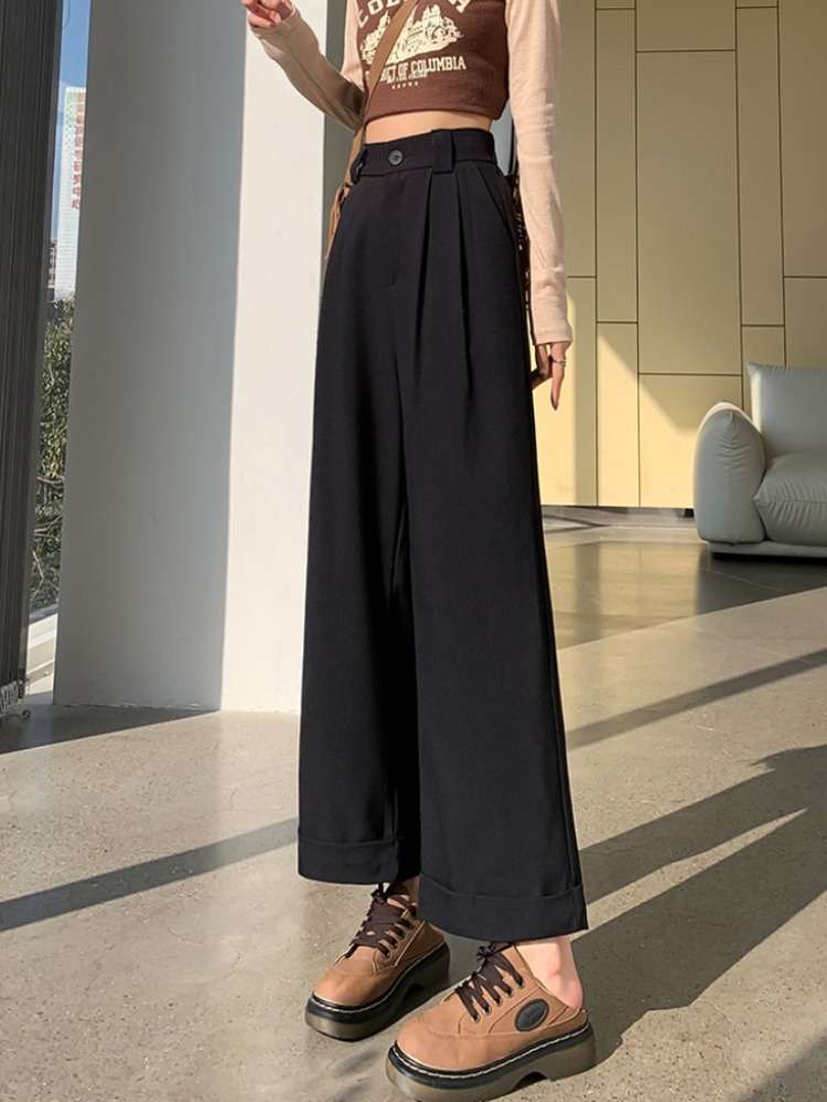 50代ファッション ゆったりシルエットのドレッシーパンツ