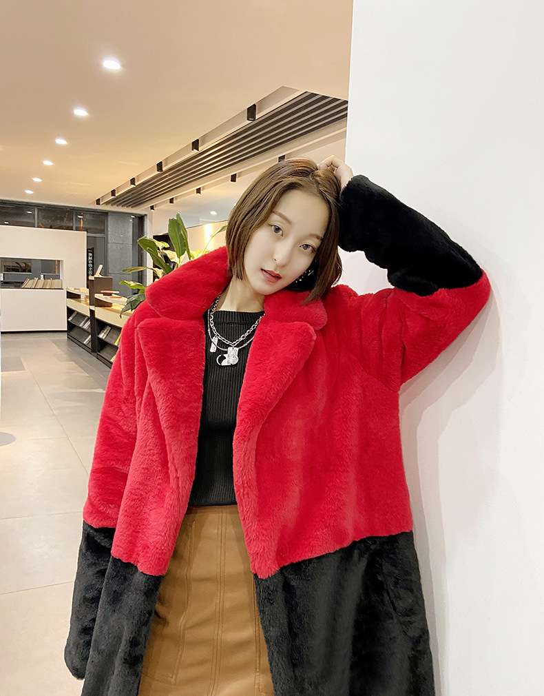 50代ファッション 上品な配色ファーコート