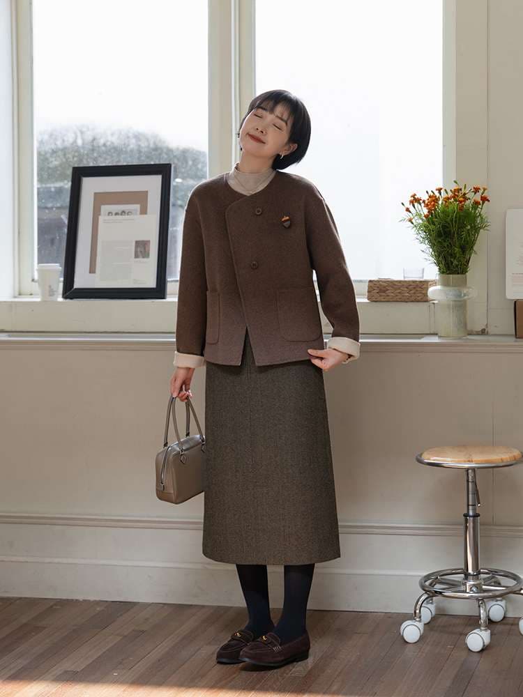 50代ファッション シンプル上品ミモレ丈スカート