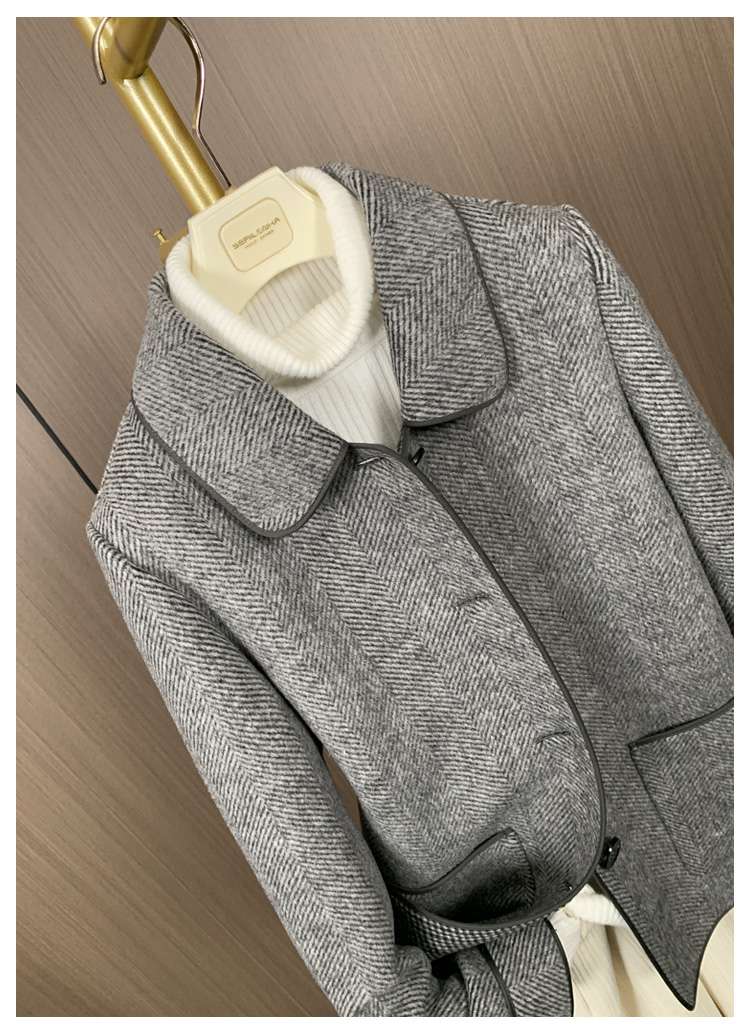 50代ファッション ヘリンボーン柄ショートコート