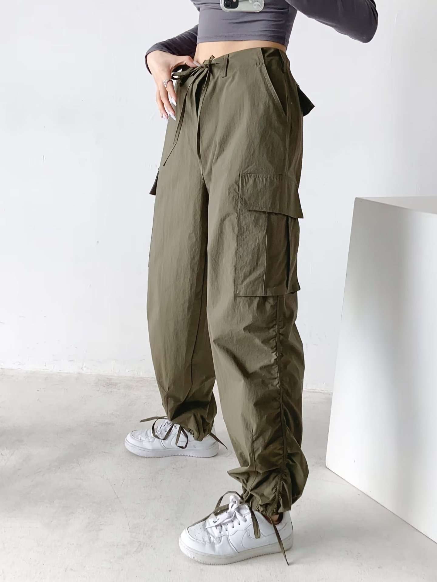 50代ファッション ゆったりカーゴパンツ