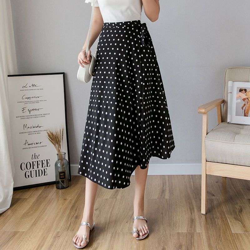 50代ファッション ふんわり水玉ミディスカート